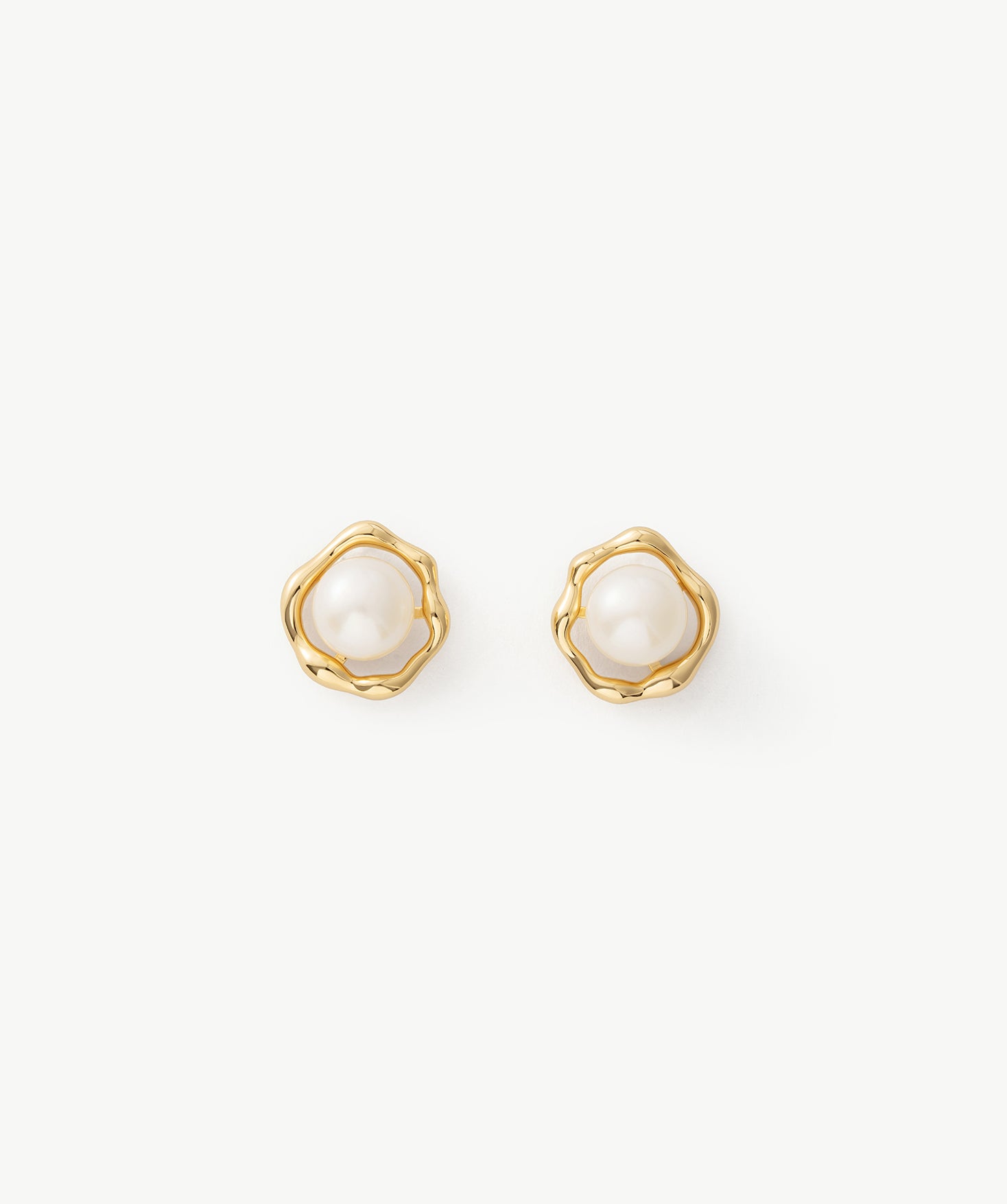 Molten Pearl Wavy Stud Earrings in 18K Gold Vermeil – MaiaMina