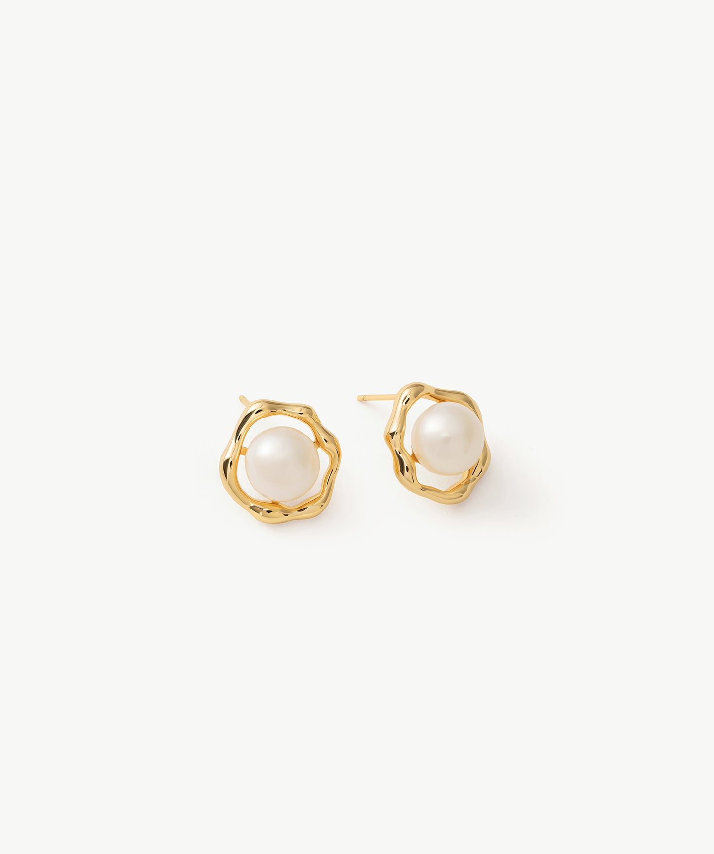 Molten Pearl Wavy Stud Earrings in 18K Gold Vermeil – MaiaMina