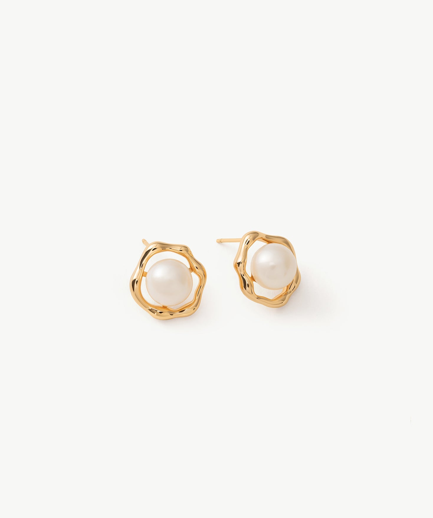Molten Pearl Wavy Stud Earrings in 18K Gold Vermeil – MaiaMina
