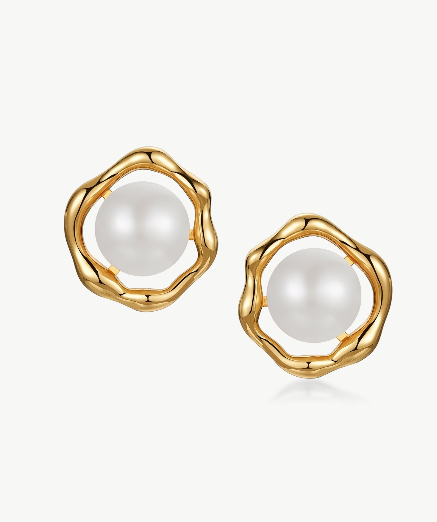 Molten Pearl Wavy Stud Earrings in 18K Gold Vermeil – MaiaMina