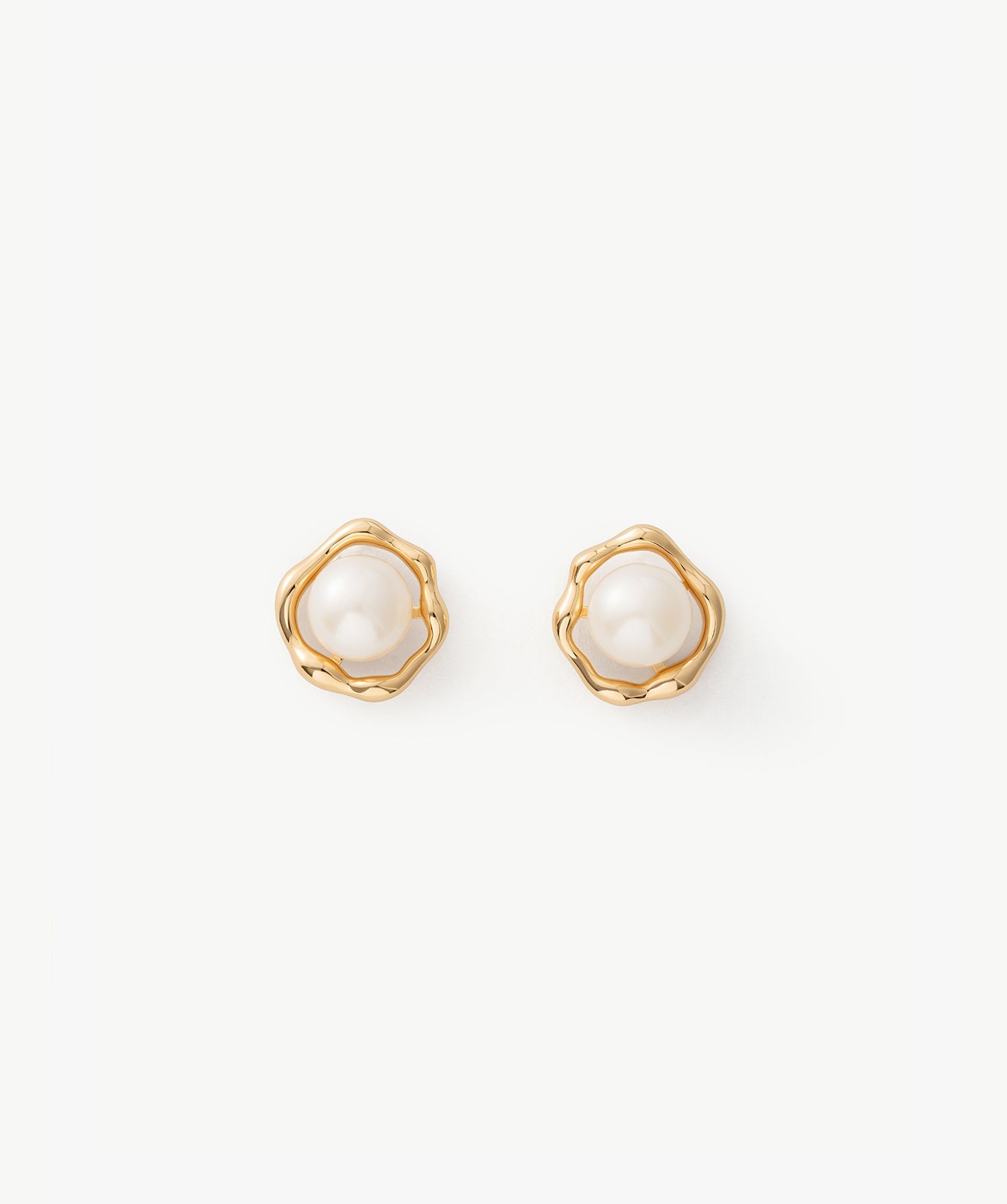 Molten Pearl Wavy Stud Earrings in 18K Gold Vermeil – MaiaMina